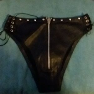 Leather hot pants M